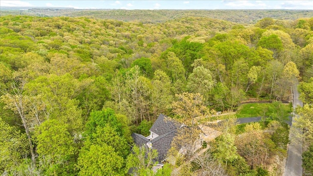 birds eye view of property featuring a forest view