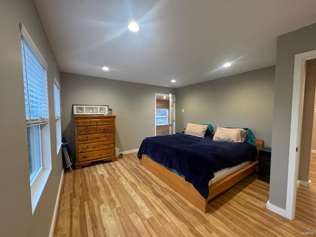 bedroom featuring light wood-style flooring, baseboards, and recessed lighting