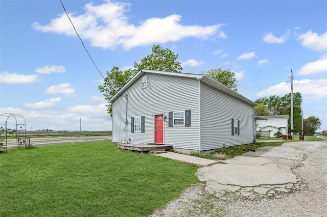 view of front facade featuring a front lawn