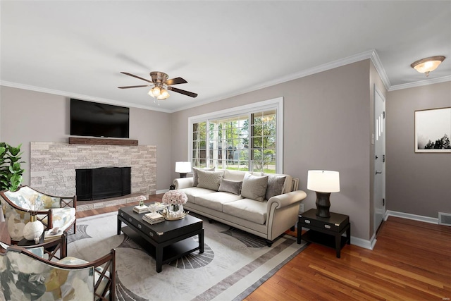 living room featuring crown molding, wood finished floors, ceiling fan, baseboards, and visible vents