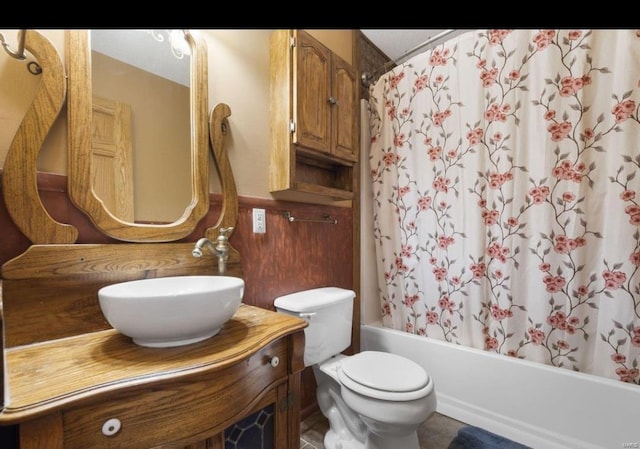 full bath with shower / bath combo, vanity, and toilet