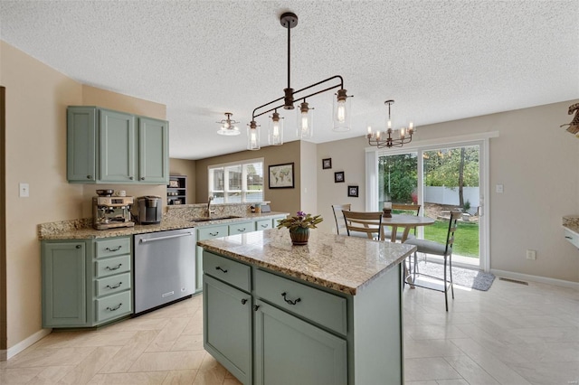 kitchen featuring green cabinetry, a textured ceiling, a chandelier, a sink, and dishwasher