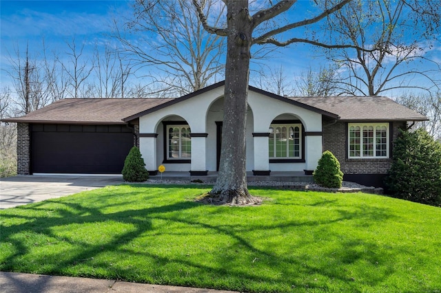 view of front of property featuring stucco siding, roof with shingles, a front lawn, a garage, and driveway
