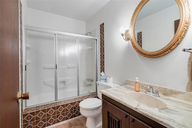 full bathroom with enclosed tub / shower combo, vanity, and toilet
