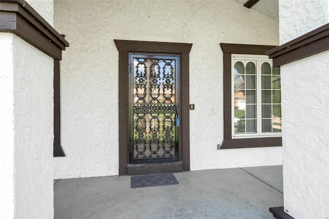 property entrance featuring stucco siding