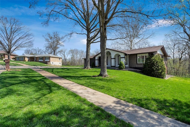 view of front of property featuring a front yard