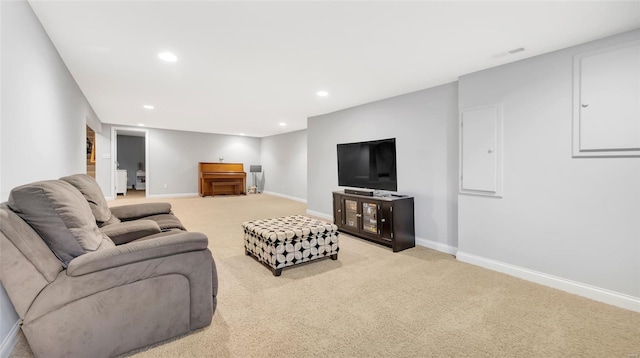 living area featuring light colored carpet, baseboards, visible vents, and recessed lighting