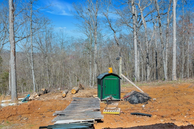 view of yard featuring a forest view