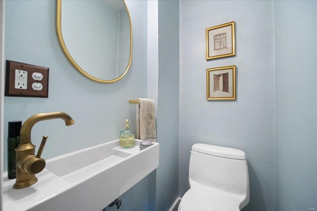 bathroom featuring a sink and toilet