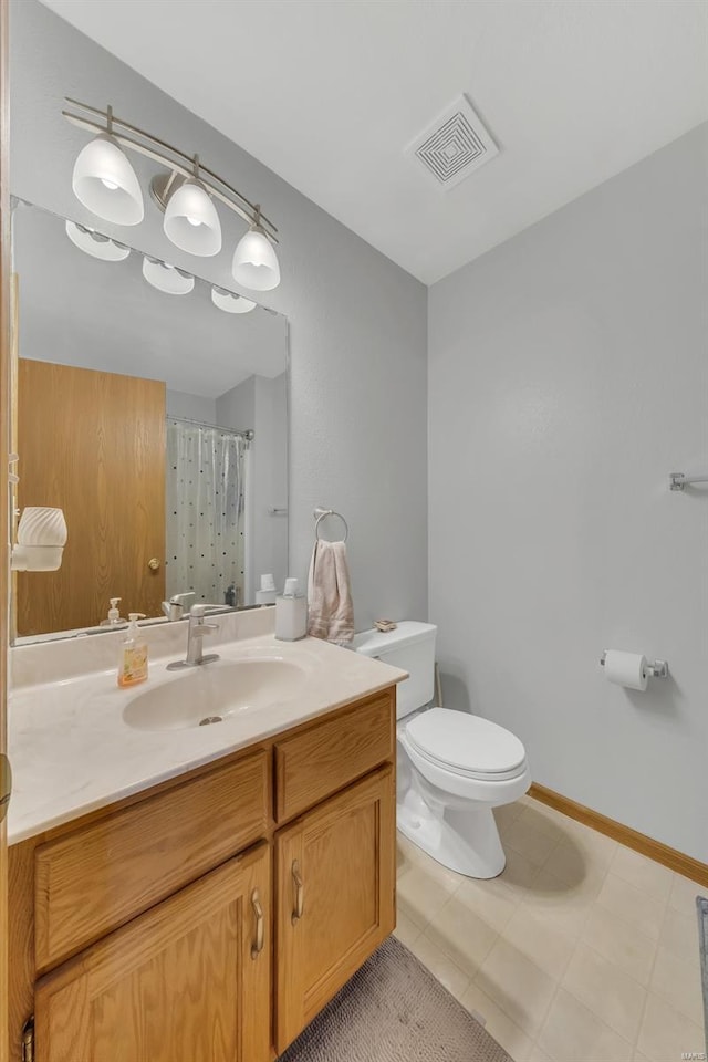 full bathroom featuring toilet, vanity, a shower with shower curtain, and visible vents