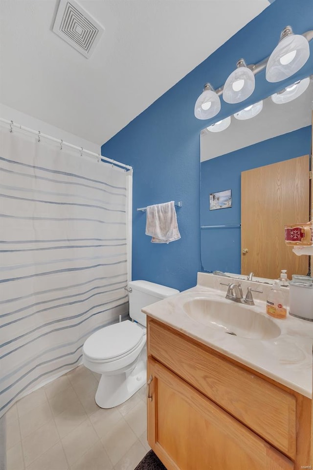 full bath featuring visible vents, toilet, a shower with shower curtain, and vanity