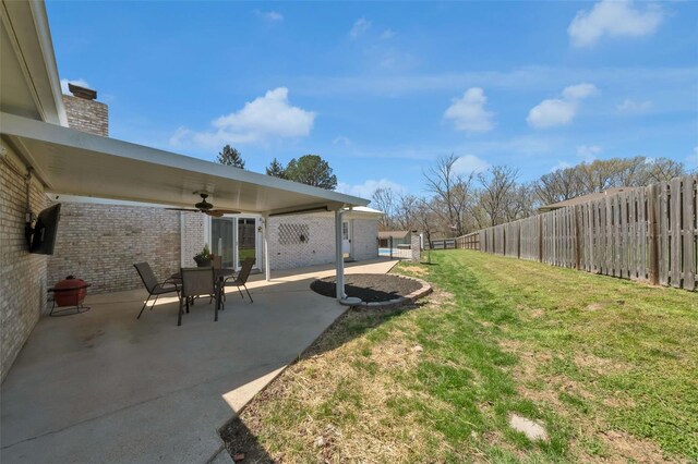 view of yard featuring a fenced backyard, a ceiling fan, and a patio