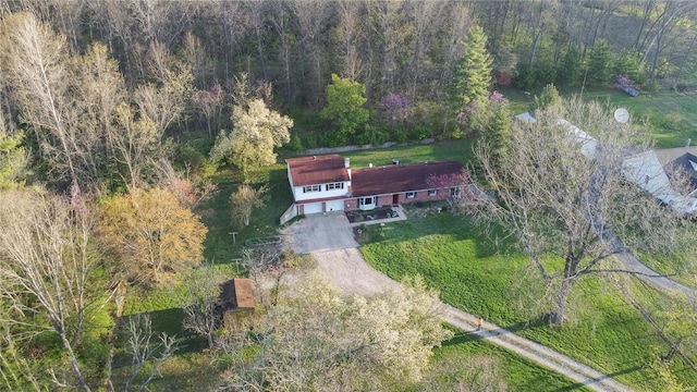 birds eye view of property featuring a wooded view