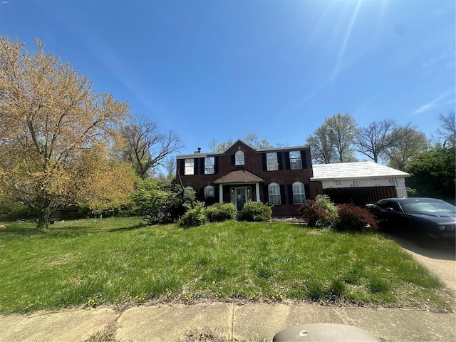 view of front of home with a front lawn