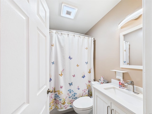 full bath featuring vanity, a shower with curtain, and toilet