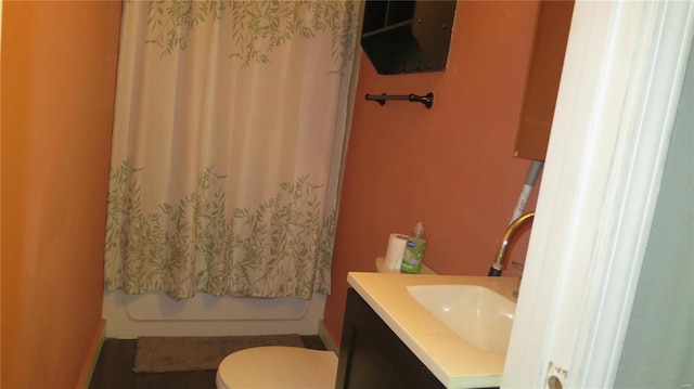 full bath with shower / bath combo, toilet, and vanity
