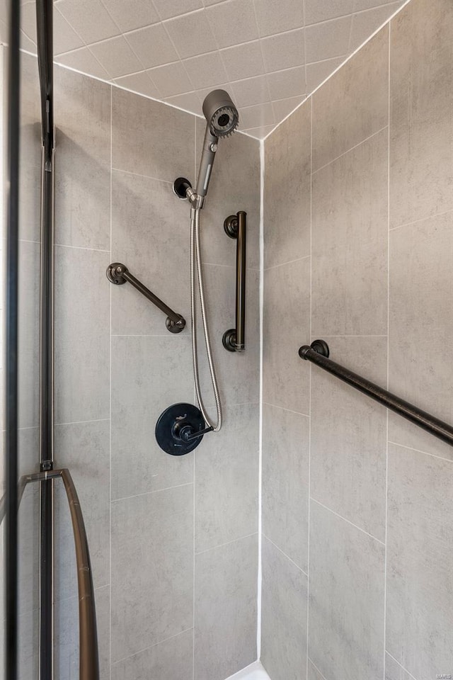 interior details with a tile shower