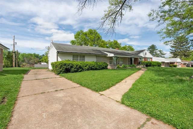 view of front of house featuring a front lawn