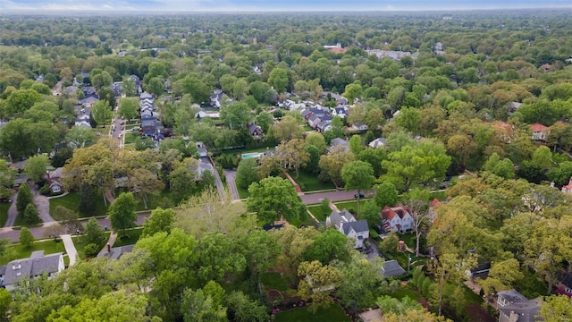 birds eye view of property featuring a forest view
