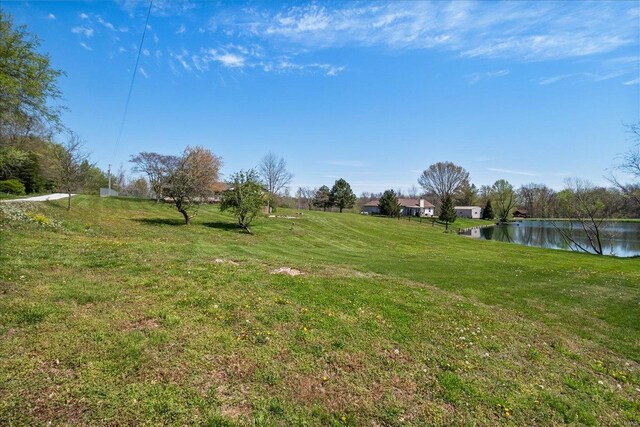 view of yard featuring a water view