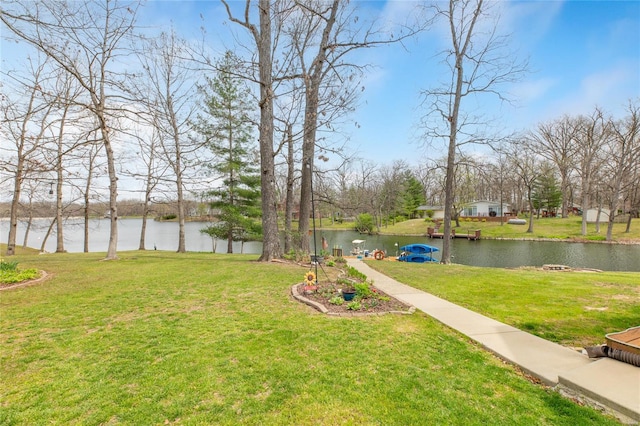 view of yard featuring a water view