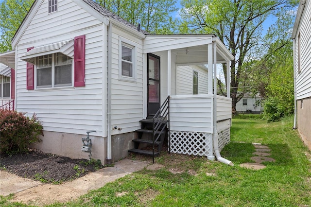 bungalow-style house with a porch and a front lawn