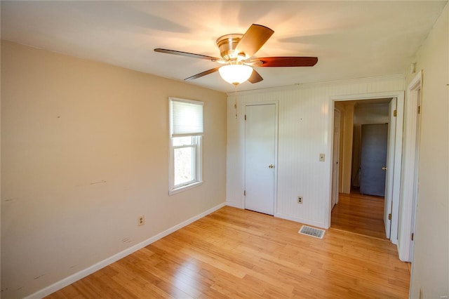 unfurnished bedroom featuring visible vents, a ceiling fan, light wood-type flooring, a closet, and baseboards