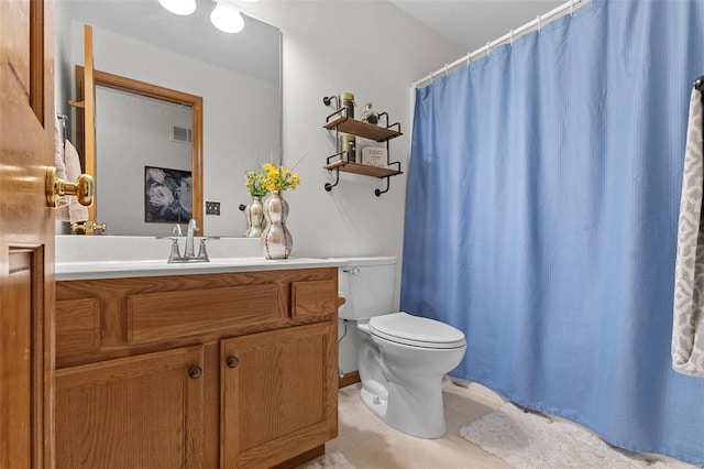 full bathroom featuring toilet, vanity, and curtained shower