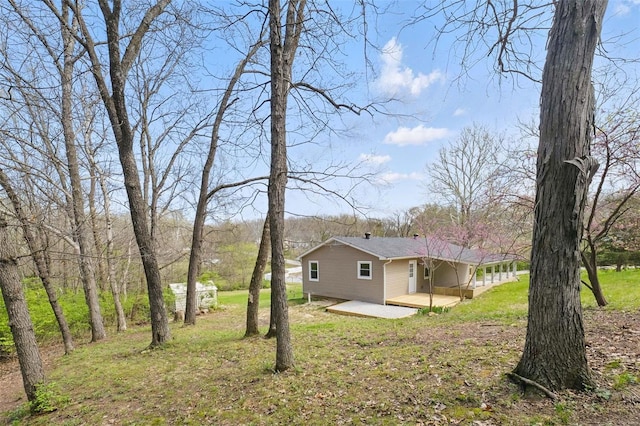 view of yard featuring a patio area
