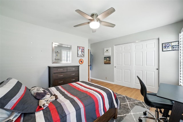 bedroom featuring light wood-type flooring, a ceiling fan, and a closet