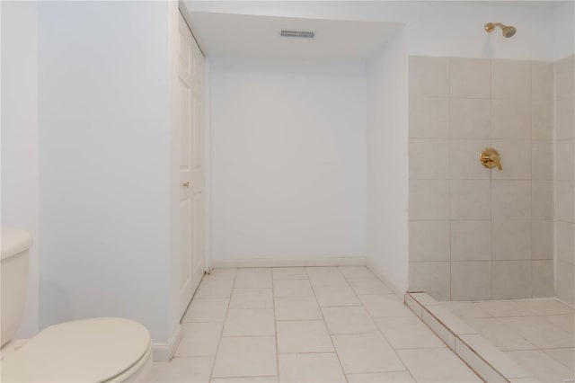 full bath with tile patterned flooring, a tile shower, visible vents, and toilet