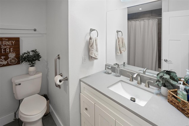 bathroom featuring curtained shower, baseboards, toilet, and vanity