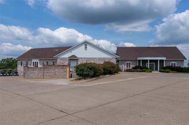 ranch-style house featuring brick siding