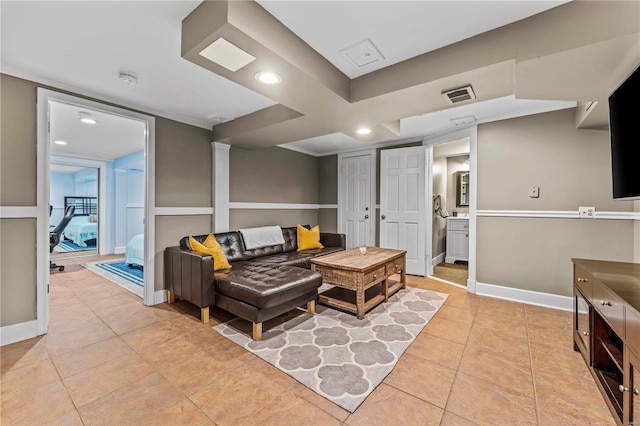 living area featuring recessed lighting, baseboards, visible vents, and light tile patterned flooring