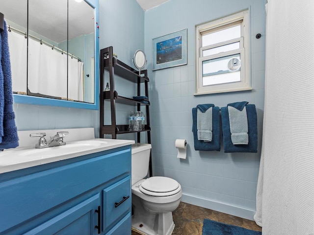 full bathroom featuring vanity, curtained shower, and toilet