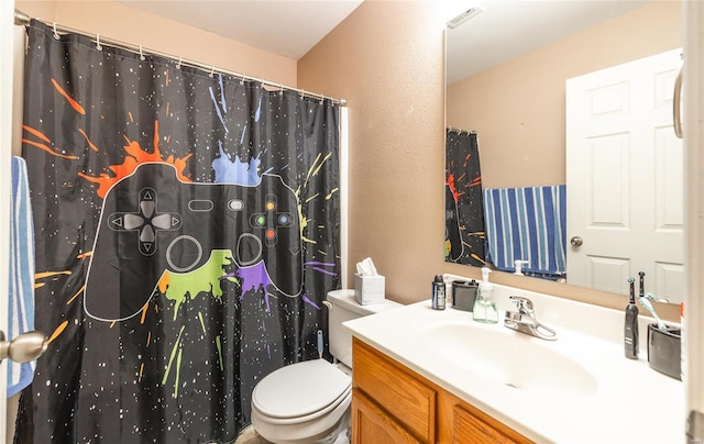 full bath with toilet, a shower with shower curtain, vanity, and a textured wall