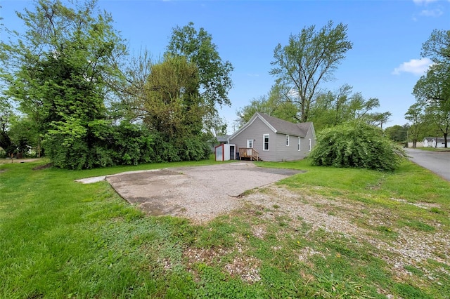 view of yard with a storage unit and an outdoor structure