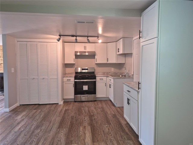 kitchen featuring a sink, gas range, visible vents, white cabinetry, and dark wood-style floors