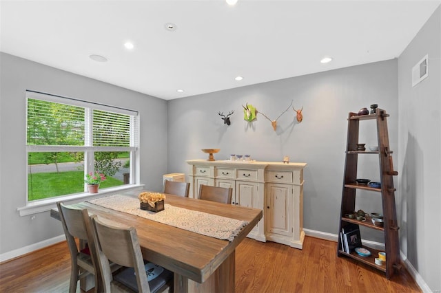 dining space featuring baseboards, recessed lighting, visible vents, and light wood-type flooring
