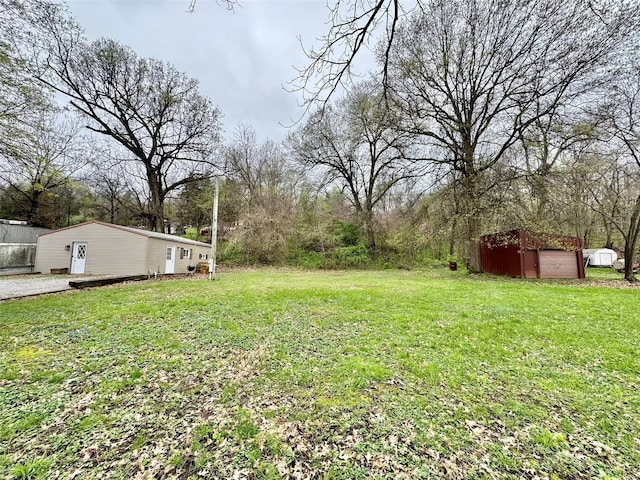 view of yard with an outbuilding