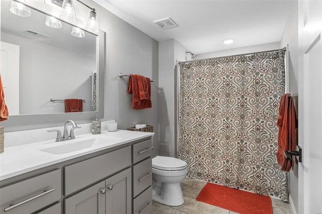 full bathroom featuring toilet, vanity, a shower with shower curtain, and visible vents