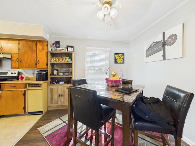 dining room with a ceiling fan, crown molding, and light wood-style floors