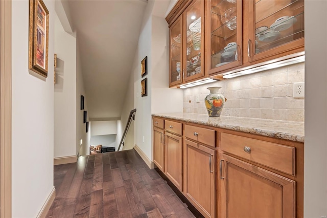 bar with baseboards, tasteful backsplash, dark wood-style flooring, and lofted ceiling