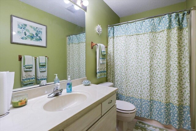 full bath featuring toilet, a shower with curtain, and vanity
