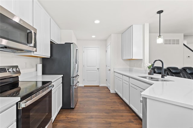 kitchen with visible vents, appliances with stainless steel finishes, a sink, recessed lighting, and dark wood-type flooring