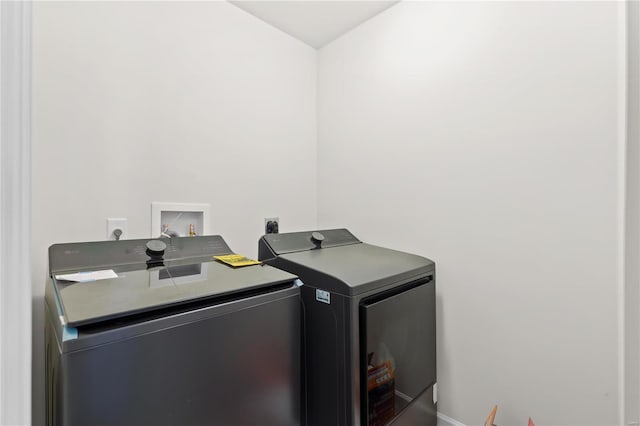 laundry area with laundry area, baseboards, and independent washer and dryer
