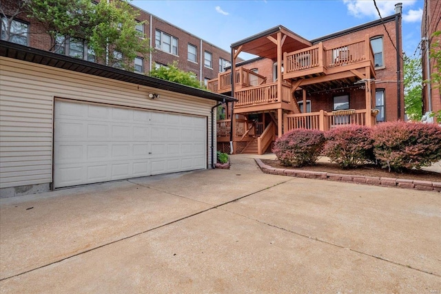 view of front of property featuring a garage and driveway
