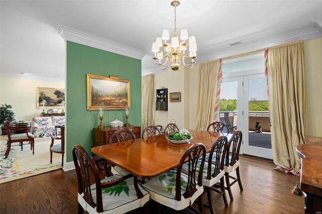 dining room with crown molding, dark wood-style flooring, an inviting chandelier, and visible vents