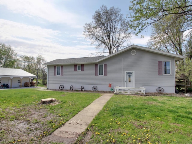 view of front of house featuring a front lawn