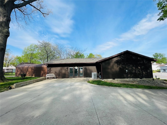 view of front of house featuring driveway and a patio area